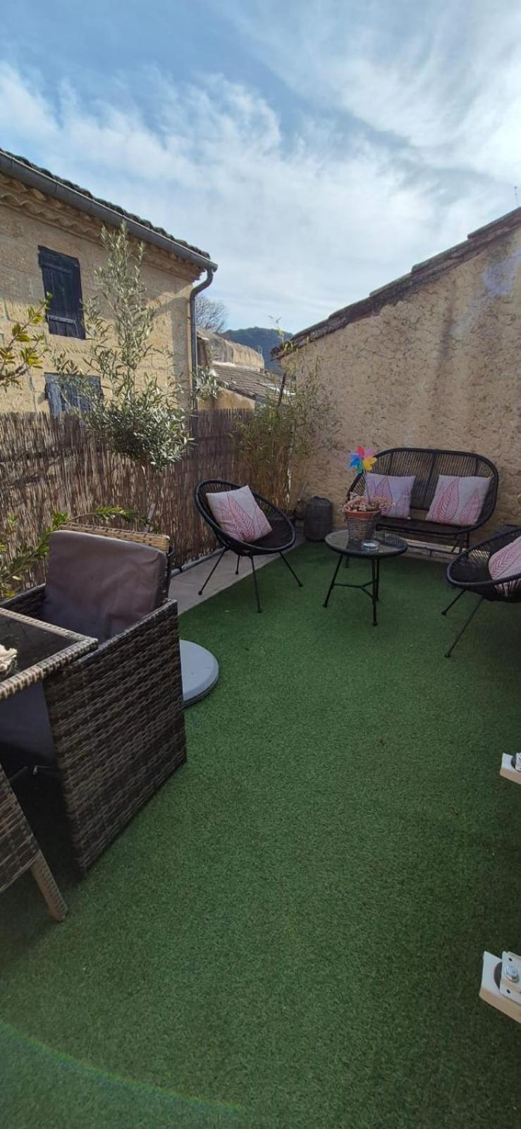 Proche D'Uzes La Terrasse Du Soleil Levant Collias Extérieur photo