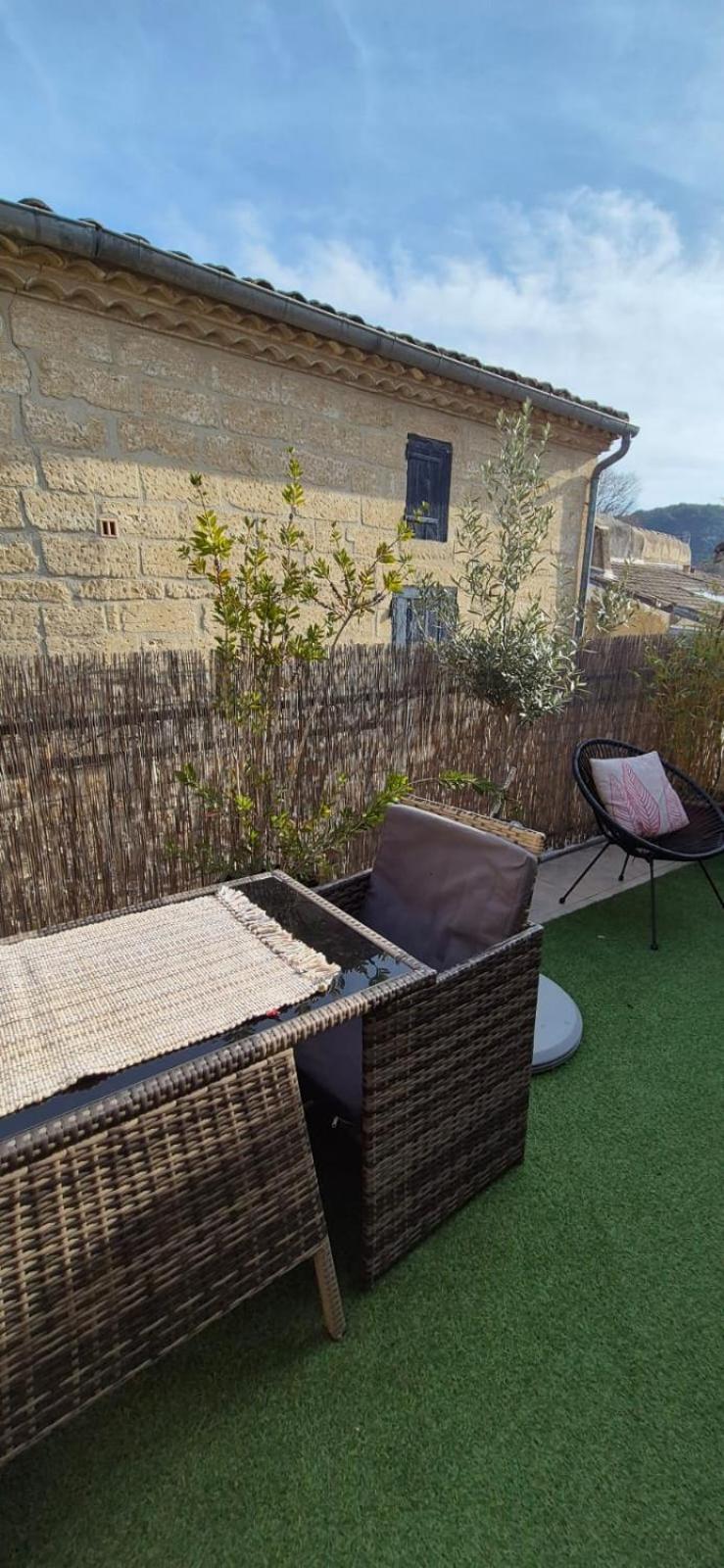 Proche D'Uzes La Terrasse Du Soleil Levant Collias Extérieur photo